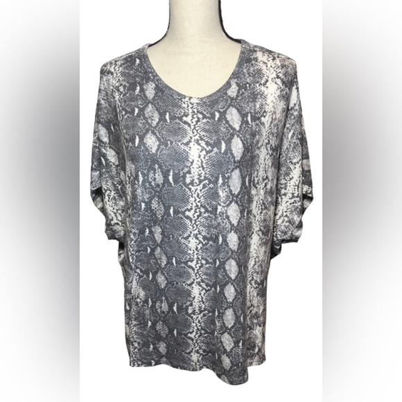 Philosophy Tops - 💝Donating! Philosophy Woman Pylon Snakeskin print short sleeve blouse 1X NWT